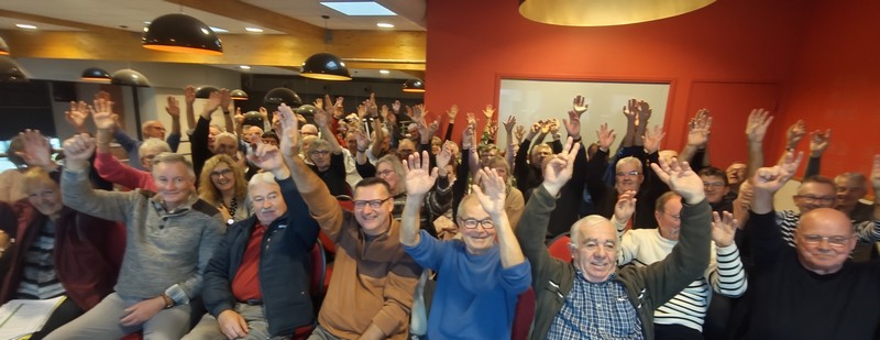 Une AG conviviale dans un contexte bien sombre.